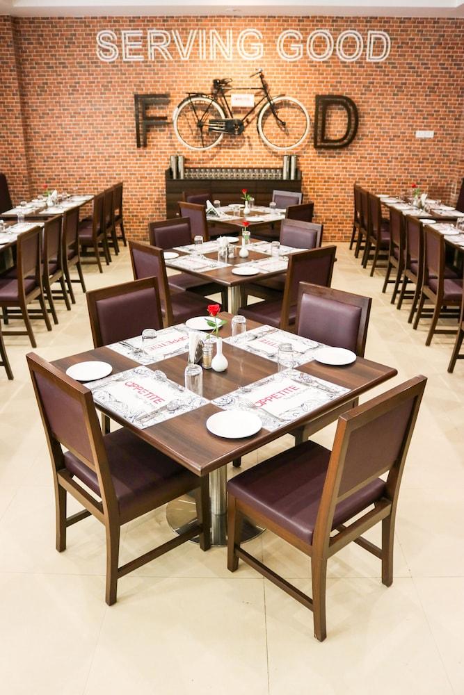 7 Apple Hotel Vadodara Buitenkant foto